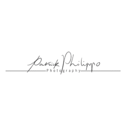 Logo avec l'écriture cursive Patrick Philippo au-dessus du mot Photographie, flanqué de deux lignes horizontales partant de chaque côté sur un fond blanc, créant une signature élégante pour Patrick Philippo.