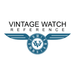 Logo pour Vintage Watch Reference comprenant un texte en gras au-dessus d'un cadran d'horloge ailé avec des chiffres romains. À l'intérieur de l'horloge se trouve un monogramme VW stylisé. Le design utilise le bleu et le noir sur un fond blanc pour un look classique de Vintage Watch Reference.
