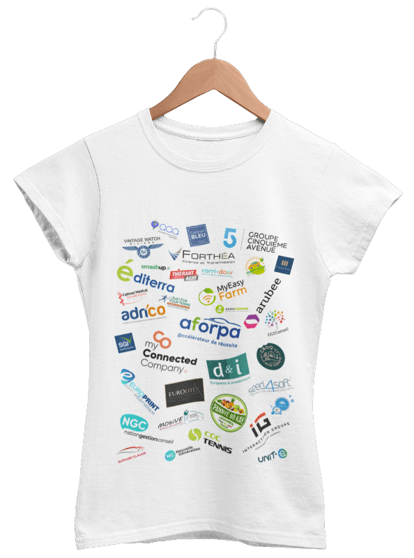 Un T-shirt blanc sur un cintre en bois présente un motif dispersé de diverses réalisations d'entreprises colorées et de logos d'organisations imprimés sur le devant.