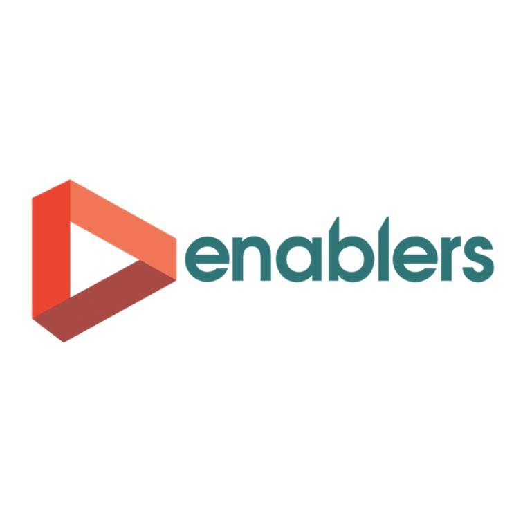 L'image présente le logo Enablers - une forme triangulaire 3D rouge et orange frappante à côté du mot "enablers" en lettres minuscules vertes, le tout sur un fond blanc épuré.