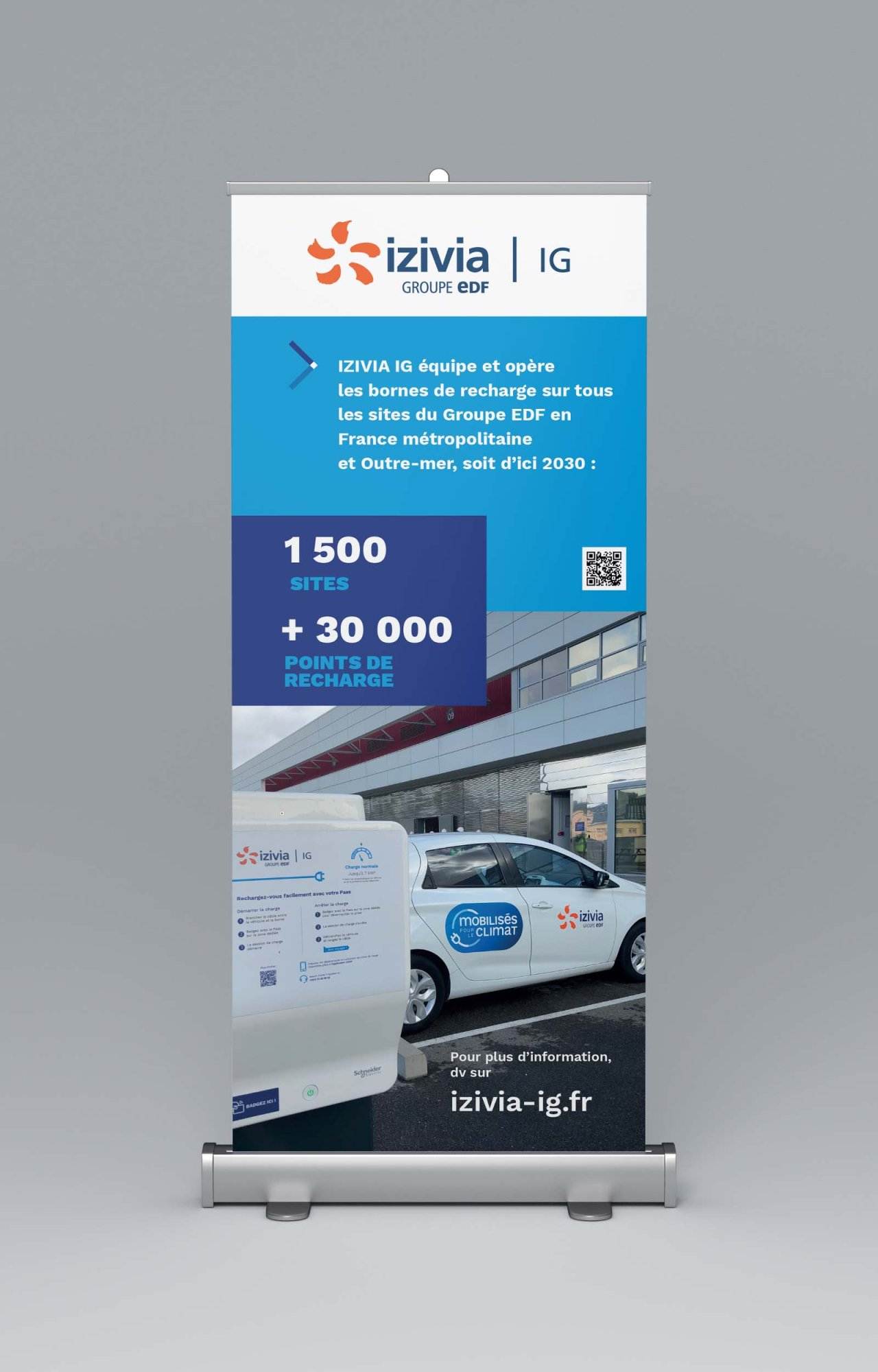 Une bannière verticale affiche le logo Izivia IG, met en avant 1 500 sites et 30 000 points de charge, et montre une borne de recharge de véhicule électrique à l'extérieur d'un bâtiment moderne. Site web : izivia-ig.fr.