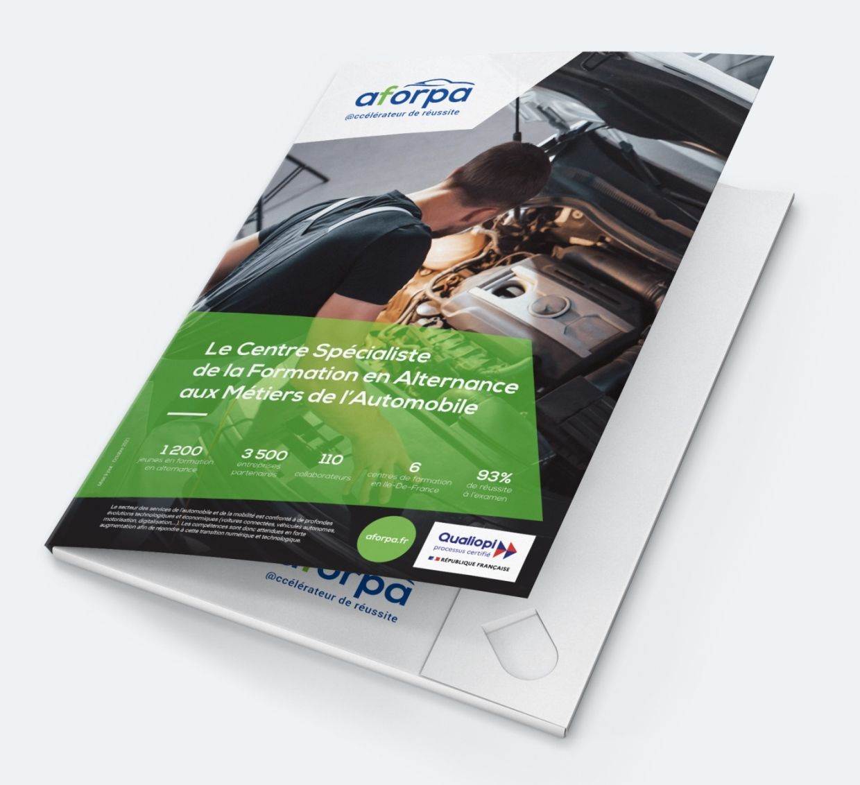 Brochure de l'AFORPA représentant un jeune homme examinant un moteur de voiture, avec un texte en français sur les formations spécialisées dans l'automobile. La brochure est présentée sur une chemise blanche portant le logo de l'AFORPA.