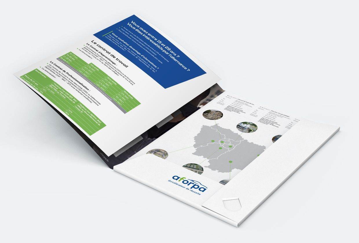 Une brochure ouverte présente des graphiques, des tableaux et des cartes avec des accents verts et bleus. La page visible comprend une carte avec des lieux mis en évidence et le logo aforpa en bas. La brochure repose sur une surface blanche.