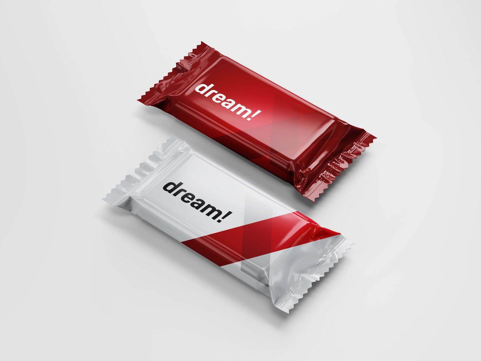 Deux emballages de bonbons rectangulaires, l'un rouge et l'autre blanc avec des accents rouges en diagonale, tous deux étiquetés dream ! en lettres minuscules, placés sur une surface blanche.