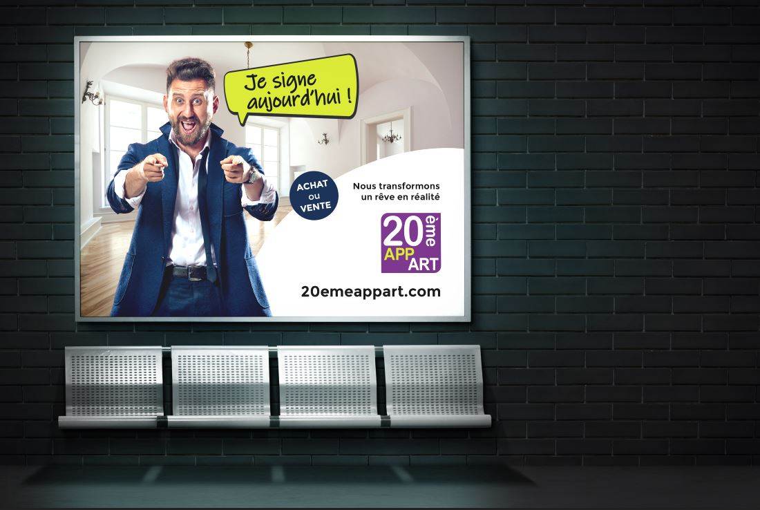Un panneau d'affichage lumineux annonce 20emeappart.com, montrant un homme joyeux en costume pointant vers l'avant, avec un texte en français sur l'achat ou la vente de biens immobiliers et la transformation des rêves en réalité.