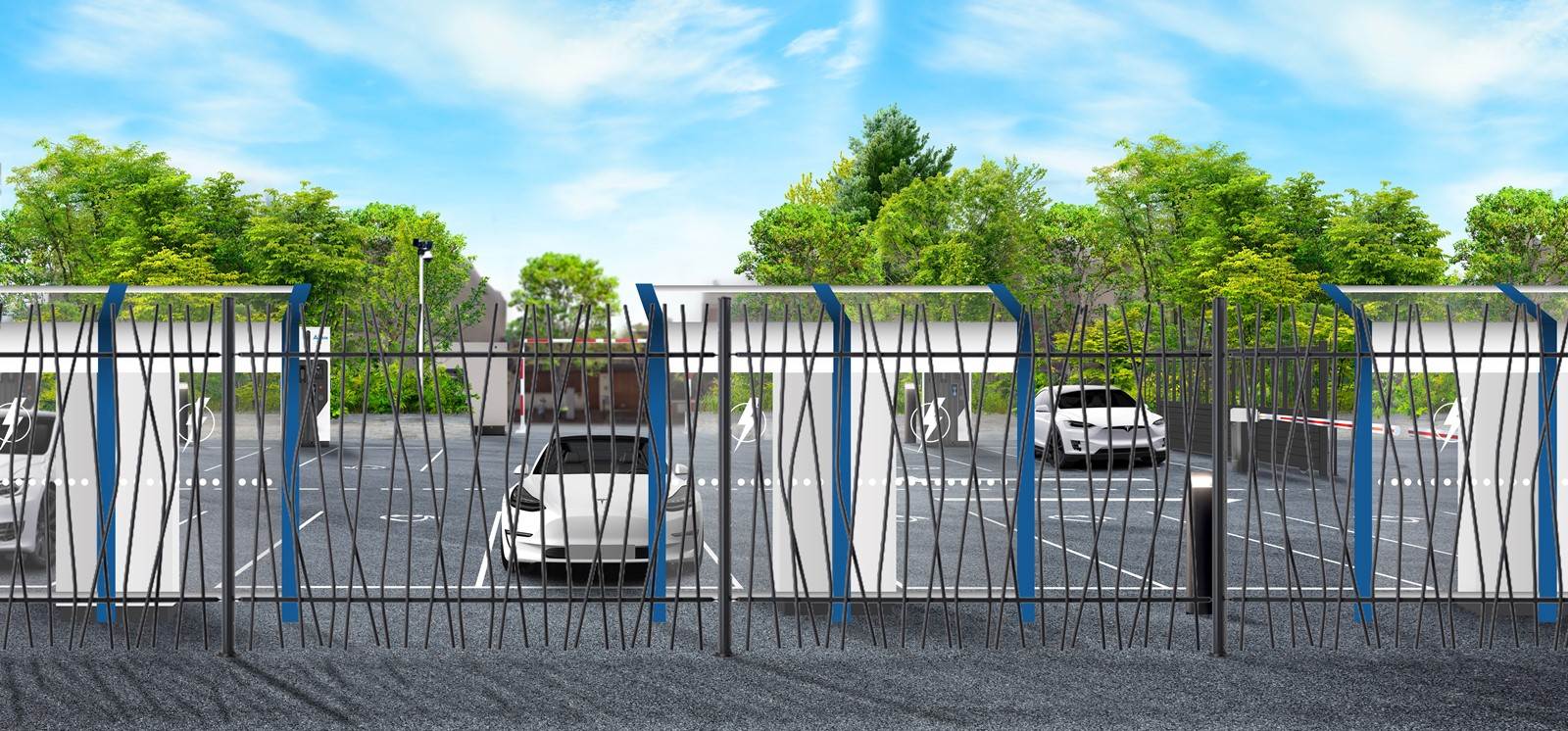 Un parking avec plusieurs voitures garées sous des abris modernes et transparents. Des arbres et de la verdure entourent la zone, et le ciel est lumineux avec des nuages épars. Une clôture métallique se trouve au premier plan.