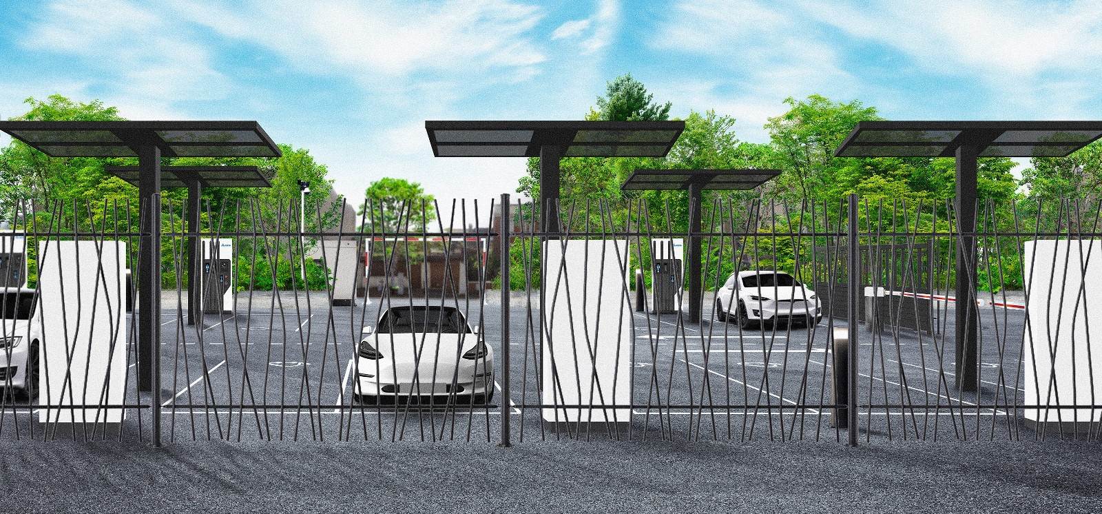 Un parking clôturé avec plusieurs voitures garées, des auvents de panneaux solaires et des arbres verts environnants sous un ciel bleu avec des nuages.