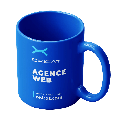 Une tasse à café bleu vif avec une anse, portant le texte OXICAT AGENCE WEB et des informations de contact, y compris une adresse électronique et un site web, imprimées en blanc sur le côté.