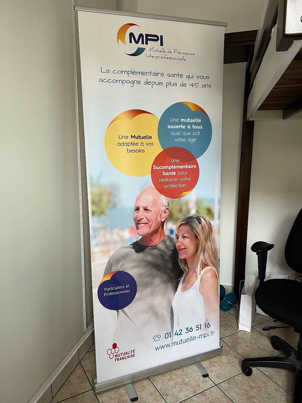 Une bannière de MPI Mutuelle de Prévoyance Interprofessionnelle représente un homme âgé et une femme souriant à l'extérieur. Le texte décrit les services d'assurance maladie et indique les coordonnées des personnes à contacter en bas de page.