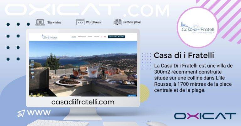 Un écran d'ordinateur affiche un site web pour Casa di i Fratelli, montrant une terrasse avec une table donnant sur les montagnes et la mer. Le texte décrit l'emplacement des villas à l'Île Rousse, en Corse, et le site propose des services de conception de sites web.