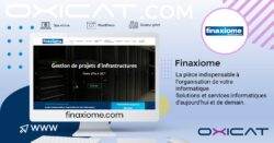 Un écran d'ordinateur affiche le site web de Finaxiome, axé sur la gestion de projets informatiques. L'image présente le logo de Finaxiome, les icônes des médias sociaux, l'URL du site web et met en avant les solutions et services informatiques en français.