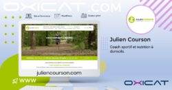 Un écran d'ordinateur affiche le site Internet de Julien Courson, coach sportif et nutritionnel à domicile. À côté, on peut lire Julien Courson, Coach sportif et nutrition à domicile, avec l'URL du site et des images de marque en arrière-plan.