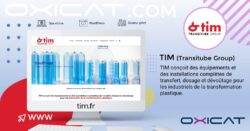 Un écran d'ordinateur affiche le site web du groupe TIM Transitube avec des bouteilles en plastique bleues. Un texte met en avant les équipements et installations de pointe de TIM pour le transfert, le dosage et les industries de transformation du plastique sur un fond bleu et blanc d'inspiration technologique.