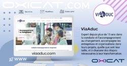 Un graphique promouvant ViaAduc présente un écran d'ordinateur affichant leur site web, un texte décrivant leur expertise en matière de changement organisationnel, ainsi que les logos de WordPress, des secteurs d'activité et d'Oxicat, le tout sur un arrière-plan moderne et technologique.