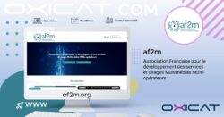 Un écran d'ordinateur affiche la page d'accueil du site web de l'Af2m. Le texte indique "Af2m : Association Française pour le développement des services et usages Multimédias Multi-opérateurs". Des logos et des éléments web apparaissent autour de l'écran.